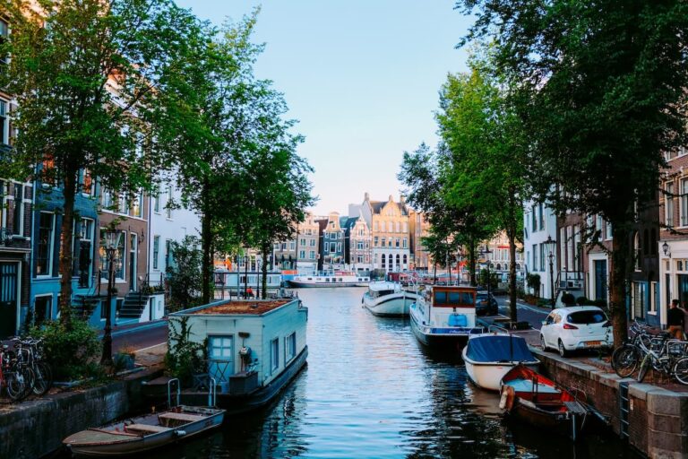 Exploring the Netherlands: Why Group Tours are the Best Way to Travel